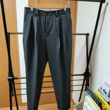 그레이 턱 테이퍼드 슬랙스