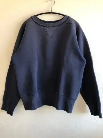 체스위크 퍼플네이비 맨투맨 양v