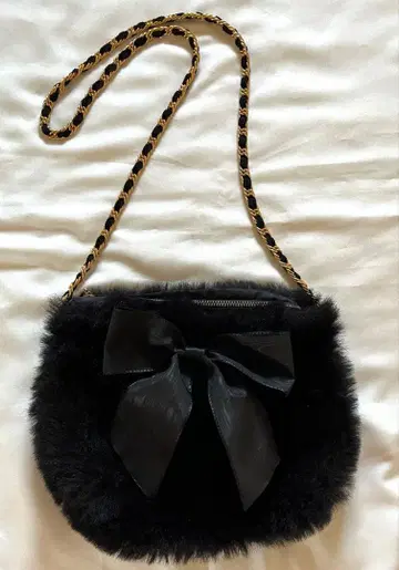 블랙 복슬복슬 백 리본