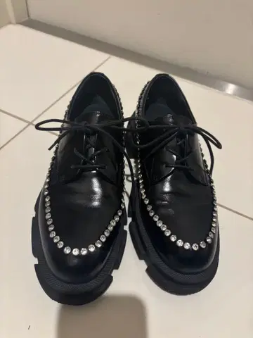 -MANA- 스톤 부착 블랙 가죽 신발