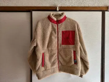 베이지 플리스 자켓 가슴 포켓 포함