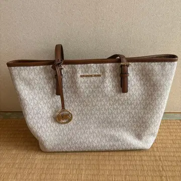 마이클코어스 A4 숄더백 화이트 베이지 로고