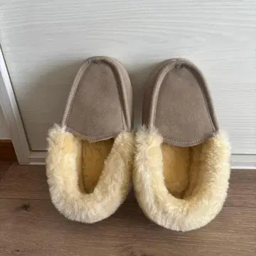 베이지 스웨이드 퍼 슬리퍼