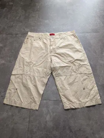 HUGO BOSS 베이지 카고 숏팬츠