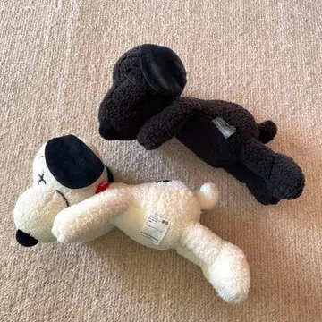 유니클로 카우스 x 스누피 S 블랙과 화이트 2개