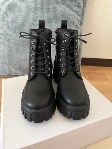 블랙 통굽 레이스업 부츠