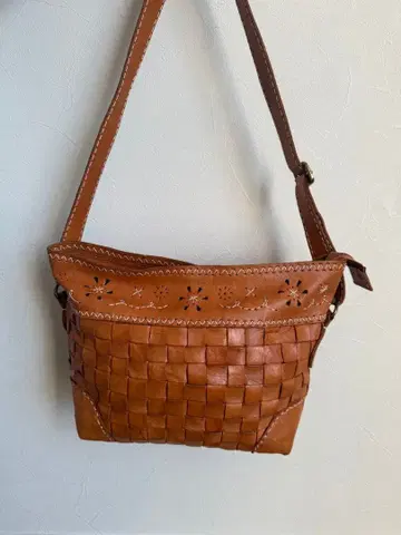 가죽 뜨개질 숄더백 브라운