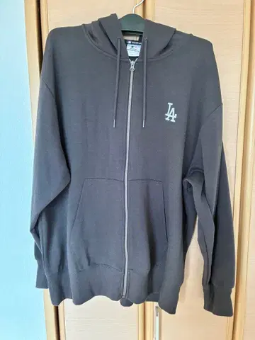 LA 로고 후드티