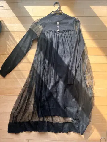 [ Swankiss ] 시스루 소매 블랙 원피스