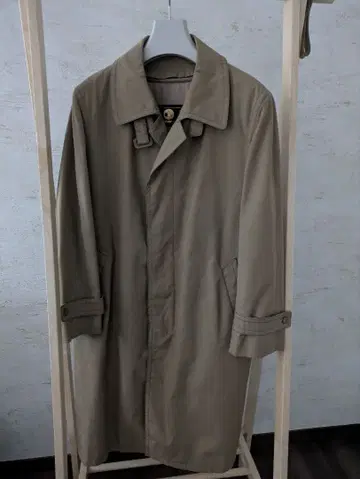 헝가리제 베이지 트렌치코트