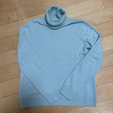 유니클로 캐시미어 터틀넥 스웨터 여성 사이즈 L