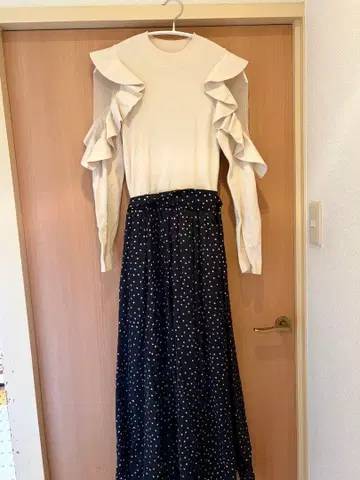 SNIDEL 프릴 니트 & 도트 스커트 세트