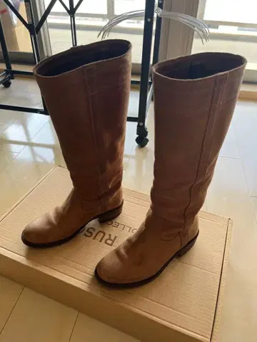 베이지 롱 부츠 낮은 힐