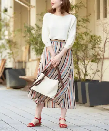 택 포함 새상품 핸드 스트라이프 프린트 세미 플레어 스커트