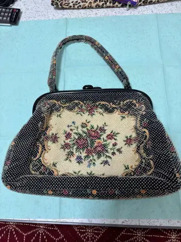 50년 전 꽃무늬 비즈 자수 핸드백 블랙과 베이지