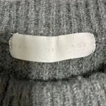 SENSE OF PLACE 그레이 리브 크루넥 스웨터