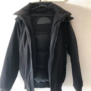블랙 다운 자켓 후드 부착