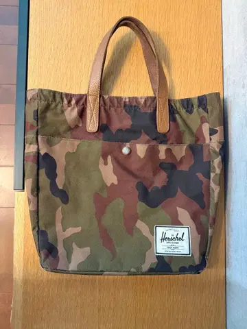 Herschel 카모플라쥬 토트백