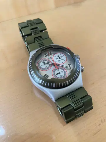 swatch 올리브 그린 크로노그래프 손목시계