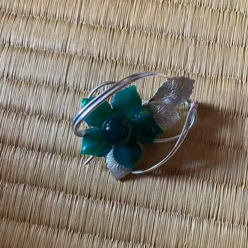 실버 브로치 그린 스톤 꽃잎 디자인