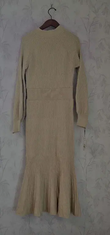 RESEXXY 리본 포함 크림색 니트 원피스 F 사이즈 택 포함 새상품