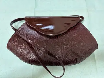 다크 브라운 핸드백 플랩식