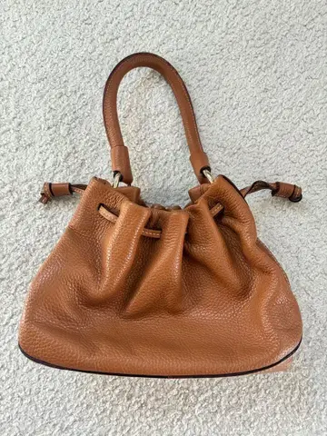 케이트 스페이드 카멜 가죽 핸드백