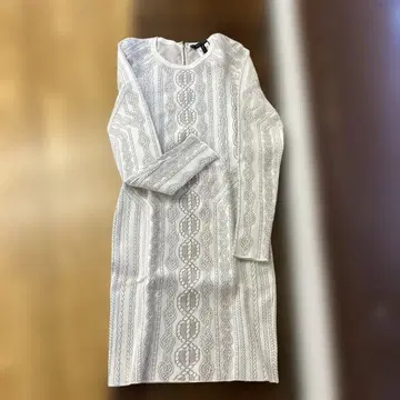 화이트 케이블 니트풍 무릎 아래 길이 원피스
