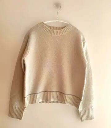 마가렛호웰 베이지 크루넥 니트