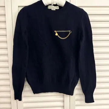 네이비 긴팔 니트 체인 장식