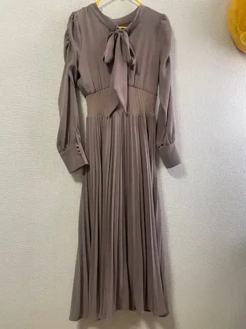 NOELA 리본 포함 긴팔 플리츠 원피스