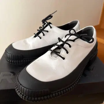 CAMPER 화이트/블랙 통굽 스니커즈