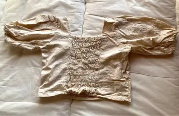 아이보리색 부드러운 린넨 원단 셔링 벌룬 슬리브 상의 요가