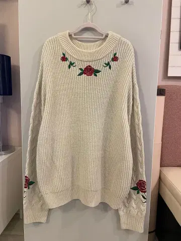 쥬에티 장미 자수 케이블 니트 스웨터