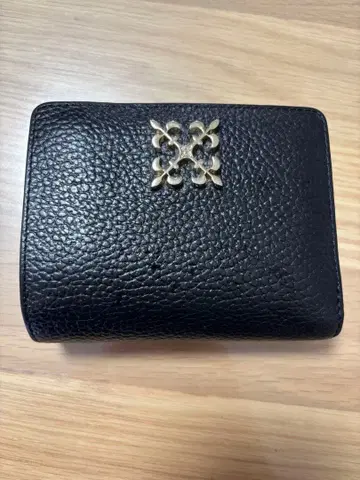 새상품급! russet 가죽제 접이식 지갑 블랙 골드 컬러 장식