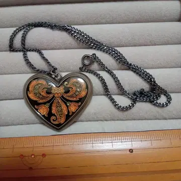 클라라 비쥬의 하트형 메탈 목걸이