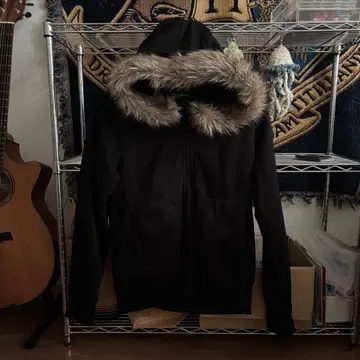 퍼 달린 블랙 집업 후드티 y2k