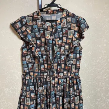 로이스크레용 프릴 소매 원피스