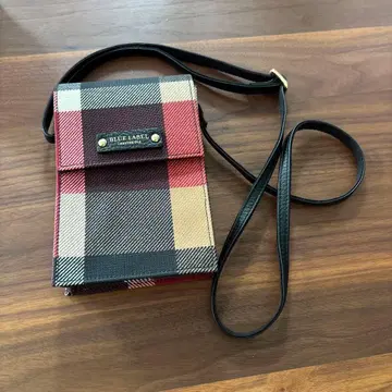 BLUE LABEL 체크 무늬 스마트폰 숄더백
