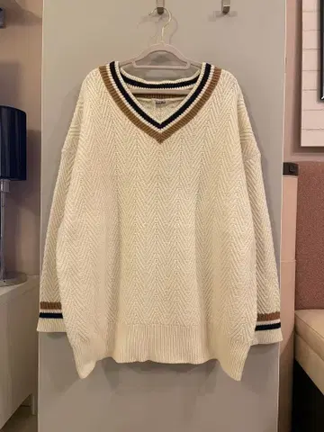 프리즈마트 헤링본 무늬 V넥 스웨터 아이보리