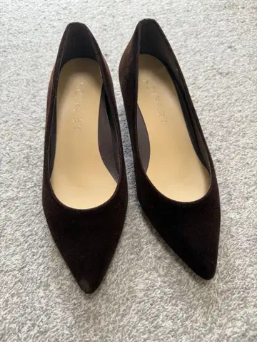 다크 브라운 스웨이드 스틸레토 펌프스