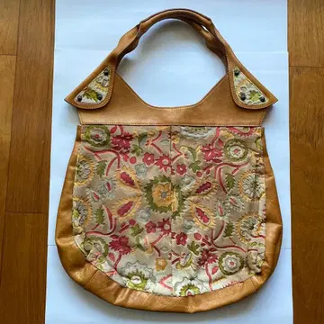 꽃무늬 자수 가죽 핸드백