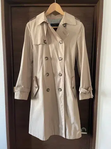 베이지 트렌치코트 더블 브레스트