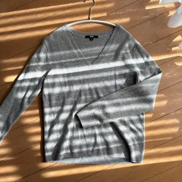 유니클로 캐시미어 V넥 스웨터