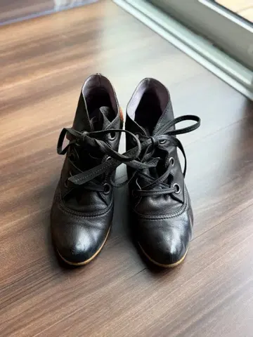 레이스업 부티 블랙 가죽 중간 굽