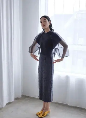 MEER. 셔링 프렌치 슬리브 드레스 차콜 그레이