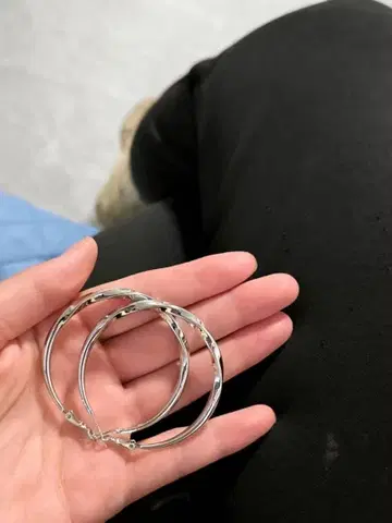 실버 트위스트 디자인 후프 귀걸이