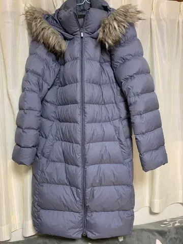 유니클로 후드 부착 롱 다운 자켓 더스티 블루