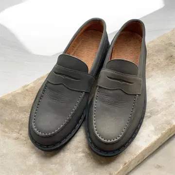 [ MANEBU 마네부 ] 통굽 코인 로퍼 스웨이드