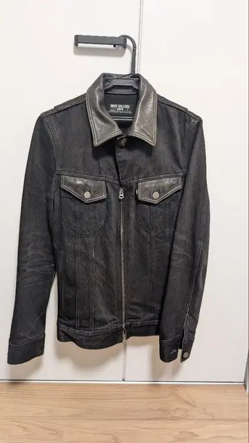 루드 갤러리 블랙 데님 자켓 가죽 카라 부착